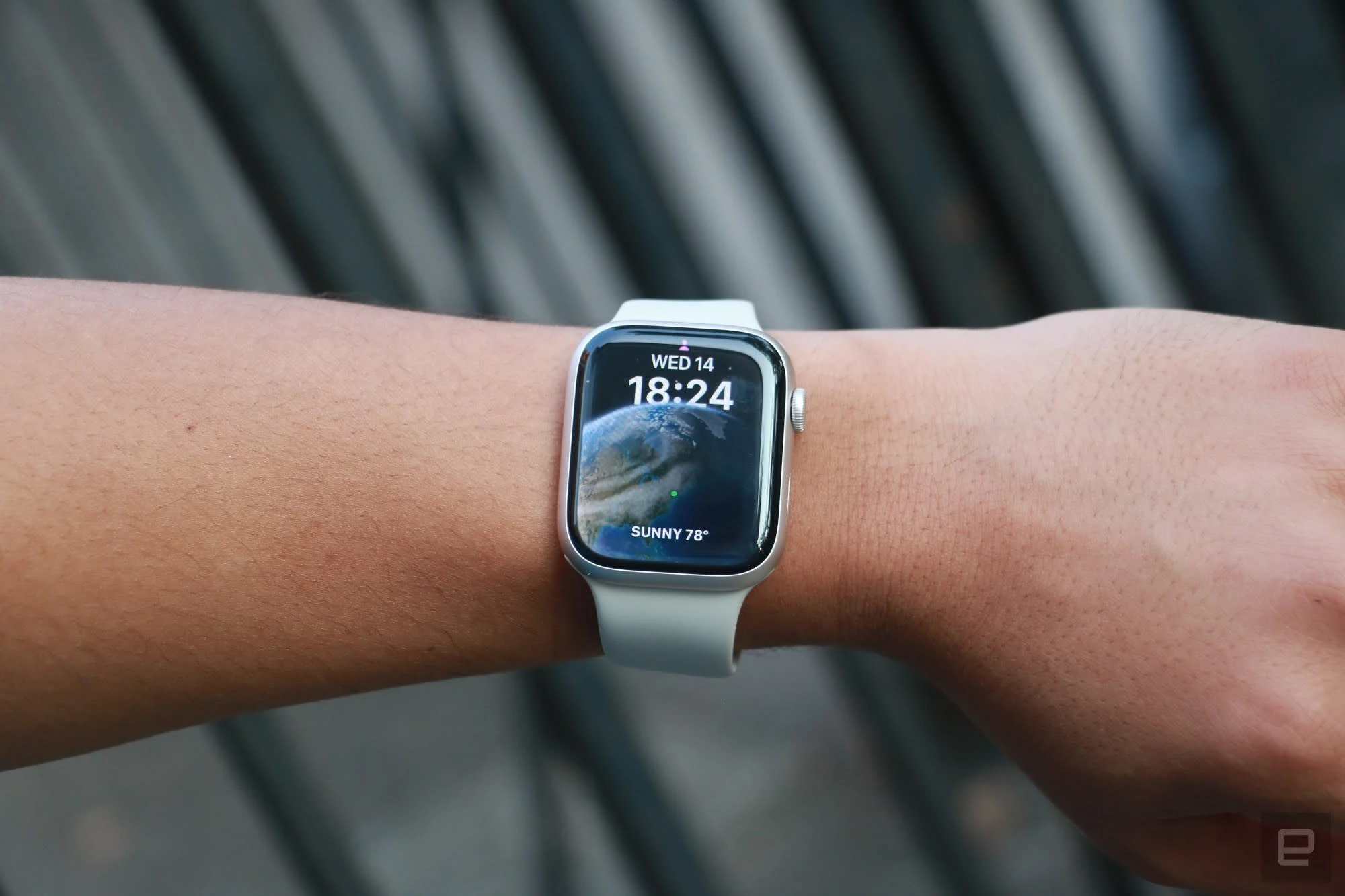 Apple Watch Series 8 - GPS + Cellular, 45mm - Viền thép dây thép