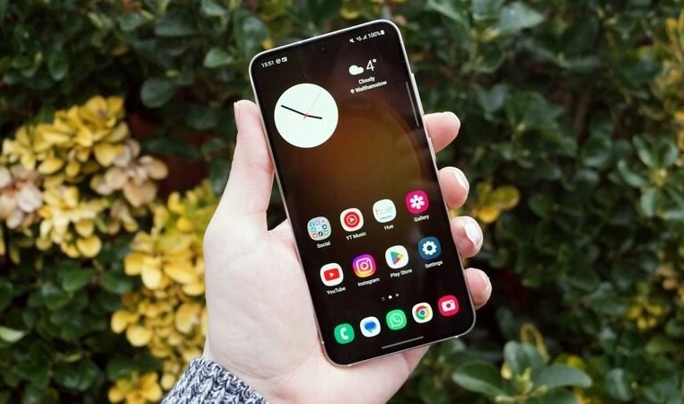 Màn hình 6.2 inch và FHD+, tấm nền Dynamic AMOLED 2X, 120Hz.