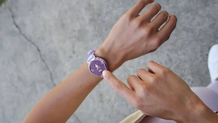 Chức năng đếm số bước chân, chỉ số hô hấp, chỉ SpO2 cùng lượng calo tiêu thụ.
