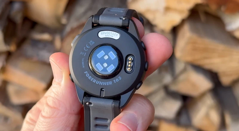 Garmin Forerunner 165 Mặt sau cảm biến đo chỉ số sức khỏe.