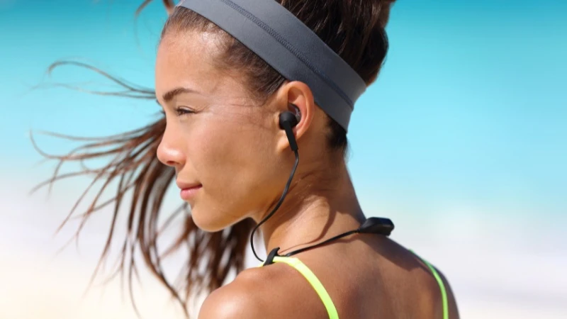 Tai nghe open-ear không bịt kín hoàn toàn ống tai, giúp người dùng vừa nghe nội dung vừa nhận biết âm thanh xung quanh Tai nghe open-ear không bịt kín hoàn toàn ống tai, giúp người dùng vừa nghe nội dung vừa nhận biết âm thanh xung quanh