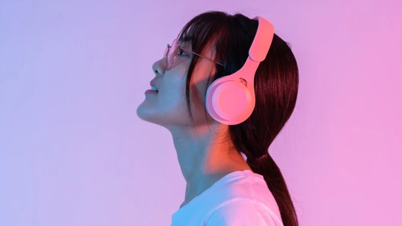 Tai nghe chụp tai, hay headphone, có phần đệm bao quanh hoặc đặt lên vành tai Tai nghe chụp tai, hay headphone, có phần đệm bao quanh hoặc đặt lên vành tai