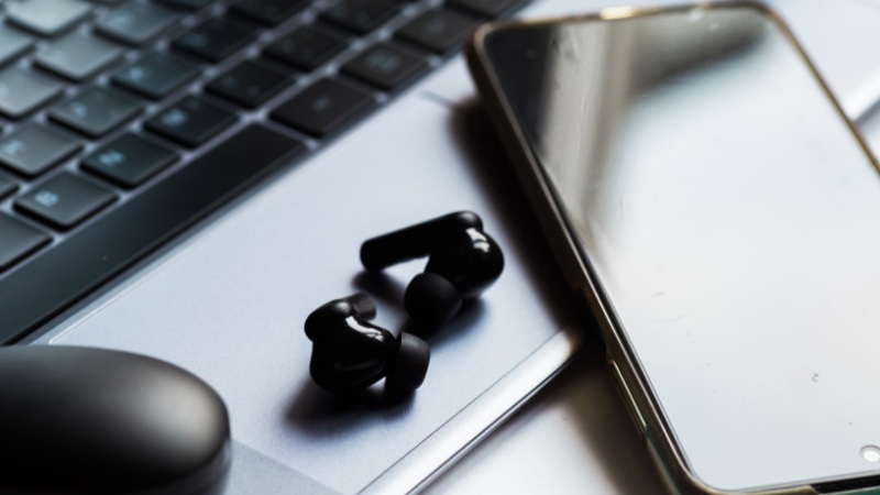 Tai nghe True Wireless gồm hai bên tai nghe tách rời và thường đi kèm hộp sạc