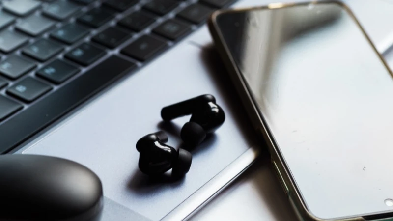Tai nghe True Wireless gồm hai bên tai nghe tách rời và thường đi kèm hộp sạc Tai nghe True Wireless gồm hai bên tai nghe tách rời và thường đi kèm hộp sạc