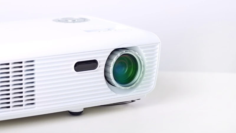 Máy chiếu là một công cụ cần thiết bị trong nhiều môi trường như giáo dục, kinh doanh và giải trí Máy chiếu là một công cụ cần thiết bị trong nhiều môi trường như giáo dục, kinh doanh và giải trí