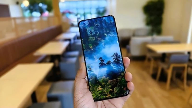 Màn hình OLED 6.7 inch. Màn hình OLED 6.7 inch.