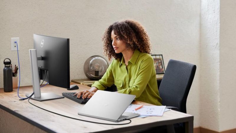 Laptop Dell Inspiron 3530 (N3530-i3U085W11SLU) sử dụng Intel UHD Graphics