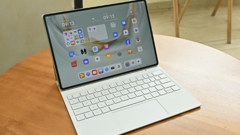 Máy tính bảng Huawei MatePad Pro 12.2 inch 2025 là chiếc tablet cao cấp gây ấn tượng mạnh với màn hình Tandem OLED PaperMatte