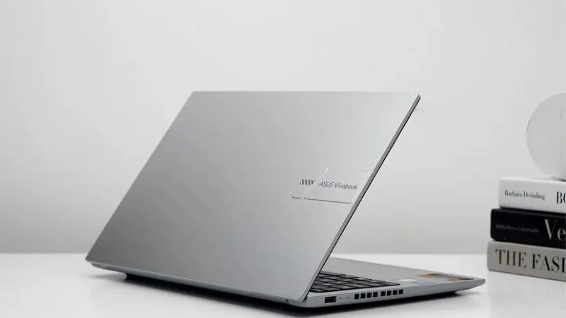 Laptop ASUS Vivobook 15 X1502VA-BQ886W là một chiếc laptop bền bỉ, cân bằng giữa hiệu năng và giá trị sử dụng với mức giá hợp lý Laptop ASUS Vivobook 15 X1502VA-BQ886W là một chiếc laptop bền bỉ, cân bằng giữa hiệu năng và giá trị sử dụng với mức giá hợp lý