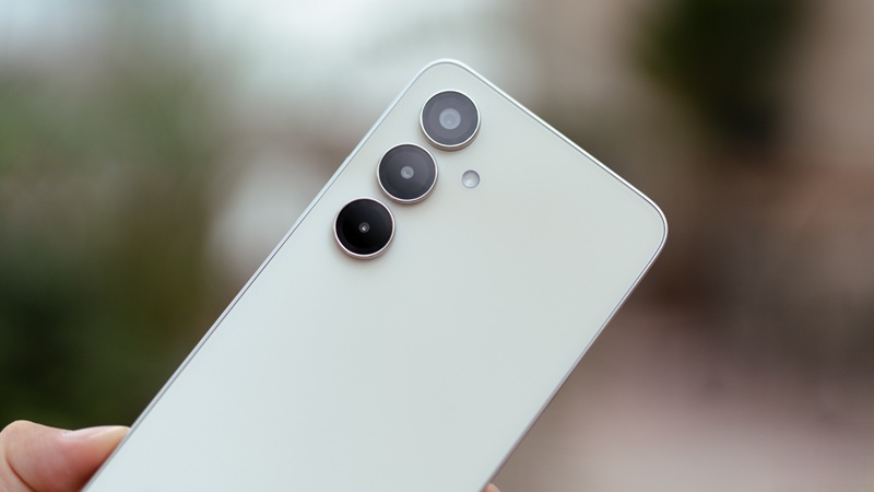 Nubia V80 Max được trang bị hệ thống camera sau với cảm biến chính độ phân giải 50MP