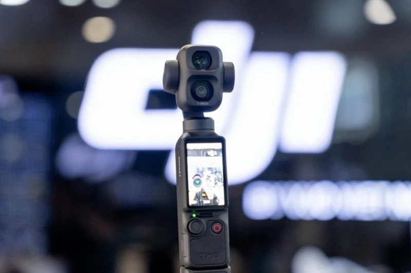 DJI Osmo Pocket 4P Standard tiện hơn điện thoại trong nhiều tình huống vlog vì thiết bị có gimbal tích hợp. DJI Osmo Pocket 4P Standard tiện hơn điện thoại trong nhiều tình huống vlog vì thiết bị có gimbal tích hợp.