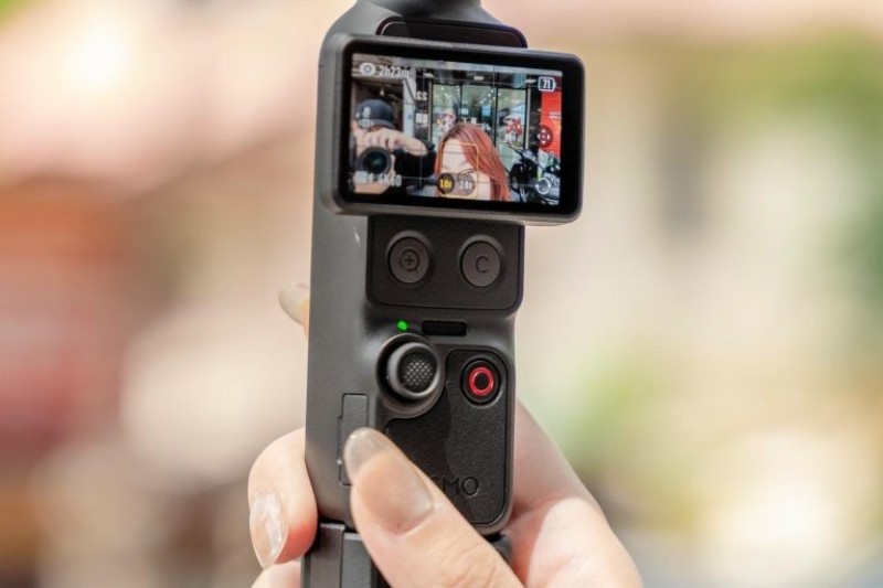 Camera cầm tay DJI Osmo Pocket 4P Vlog Combo nhỏ gọn sẵn sàng ghi hình nhanh.